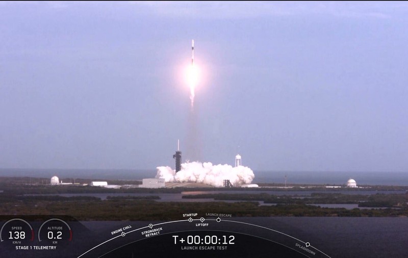Testul SpaceX, un succes: o rachetă a fost distrusă după decolare pentru a testa un sistem de catapultare a astronauților