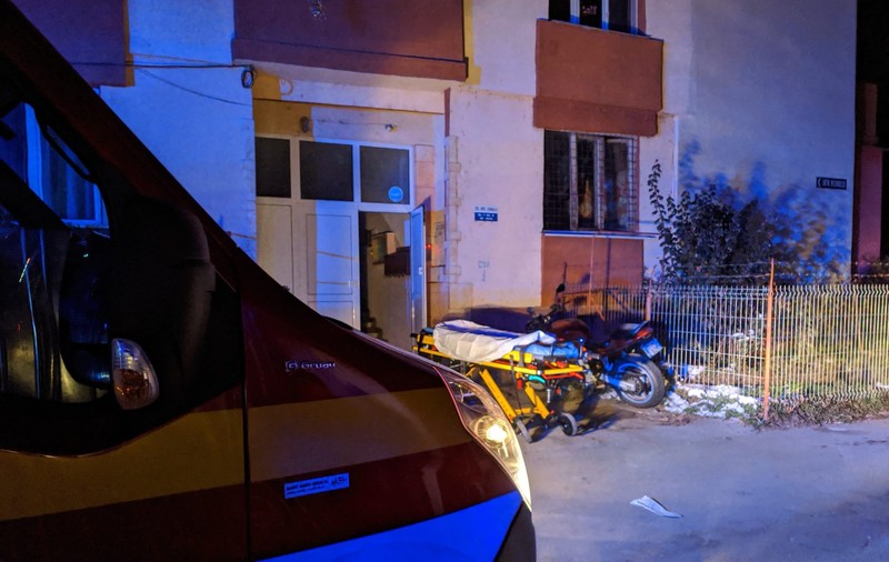 UPDATE | Un bunic și nepotul său de 3 ani au căzut în gol pe casa scării, într-un bloc din Bistrița. Niciunul nu a supraviețuit impactului