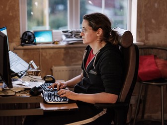 Crina lucrează de acasă și face subtitrări în limba română pentru o platformă internațională de streaming video. Tamworth, UK, august 2021