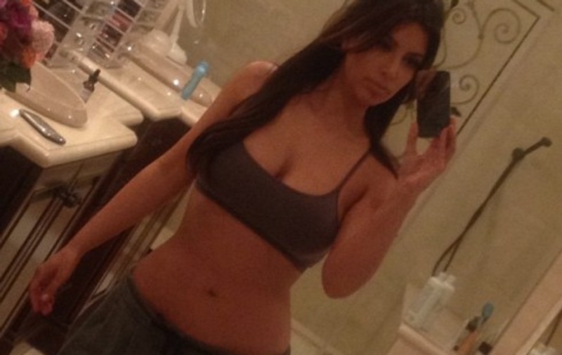 Ce face Kim Kardashian când, în sfârșit, "scapă" de paparazzi? Se bucură de sine singură, în baie