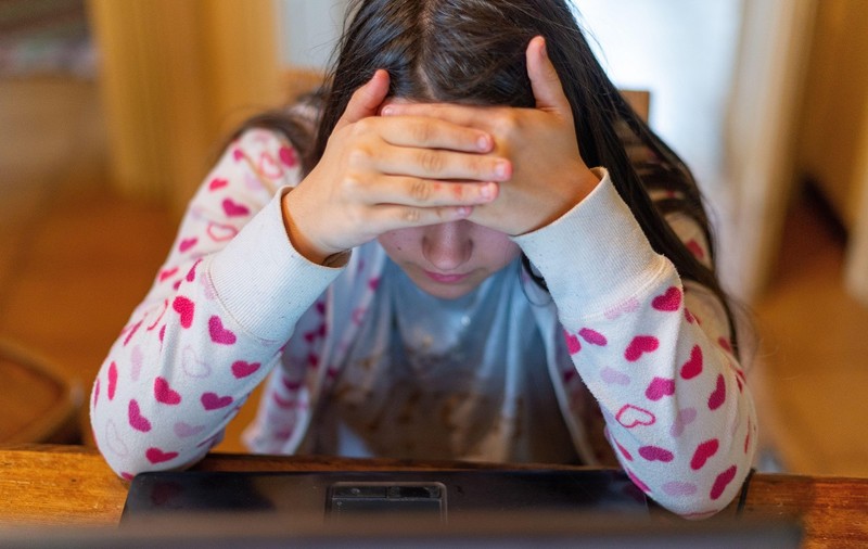 Singura fiică a unei românce a murit în Italia, în timp ce încerca să se conecteze la cursurile online. Copila avea 14 ani