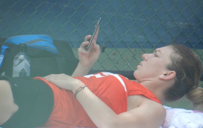 Simona Halep, ședință stretching cu ochii în telefon. Azi a confirmat prezența la un turneu important din 2020