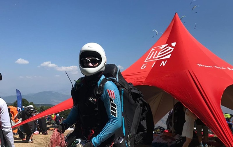 Omul care zboară cu păsările. Interviu cu Tudor Dorobanțu, cel mai bun parapantist român