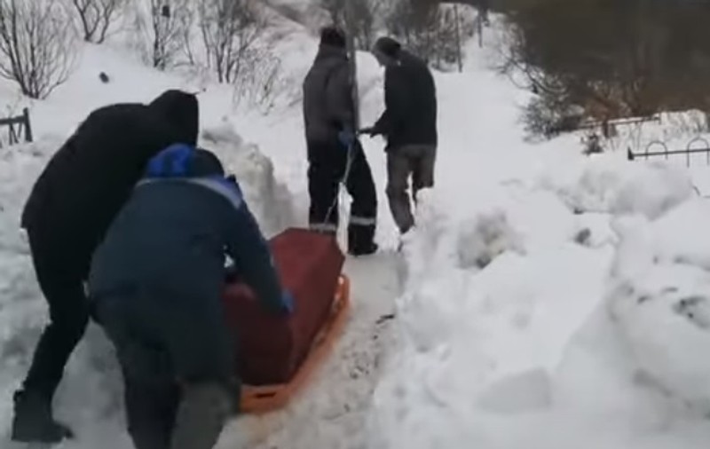 Sicriul unei femei decedate, tras cu sania prin nămeţi până la cimitir. Locuitorii au fost revoltaţi: „Nu poţi merge în ultima călătorie aşa”