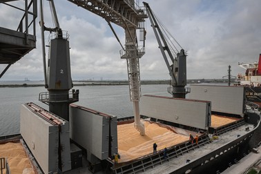 Încărcarea de cereale pe nave în portul Constanța, în mai 2022. Foto: Profimedia