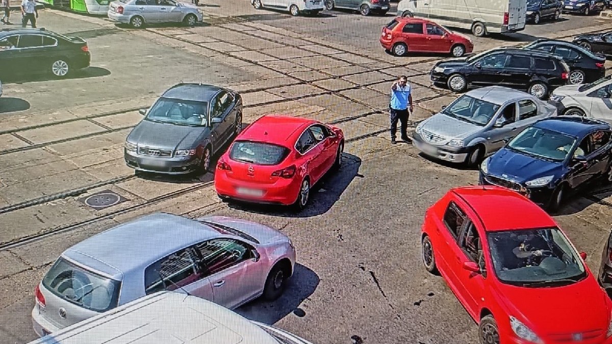Un polițist dirijează o intersecție aglomerată din București