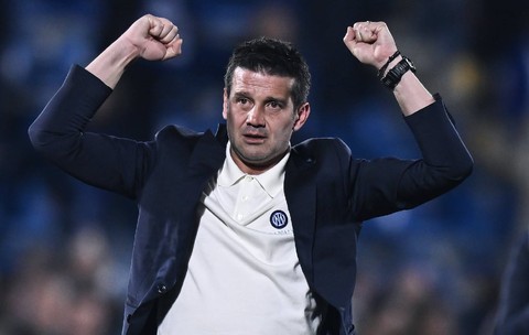 Cristi Chivu e primul antrenor român care ia titlul într-unul dintre primele 5 campionate ale lumii