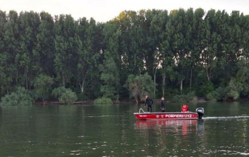 Accident naval la Galați: o ambarcațiune cu trei oameni la bord, printre care și un minor, s-a lovit violent de o barjă în timp ce traversa Dunărea