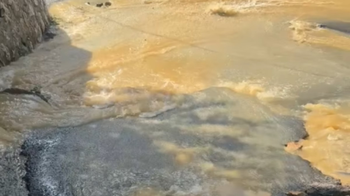 Avarie la o conductă de apă în Brașov. Foto Captură video