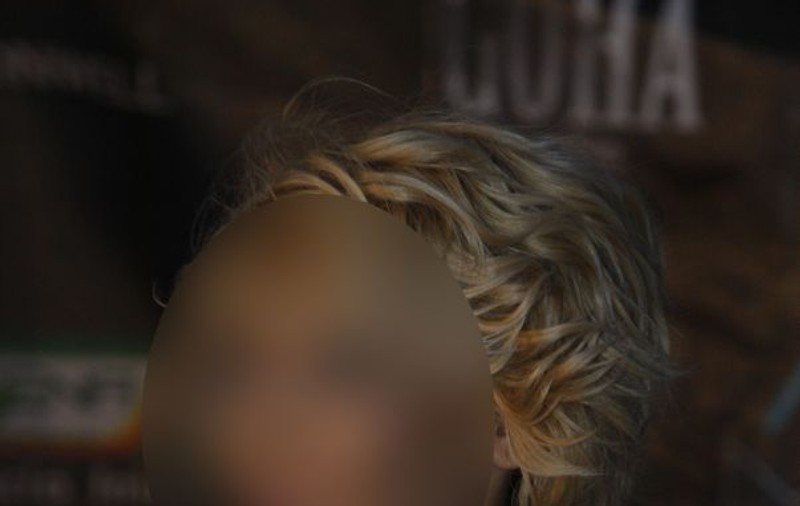 HORROR! O cântăreaţă celebră de la noi, PLINĂ DE BUBE pe covorul roşu! | FOTO