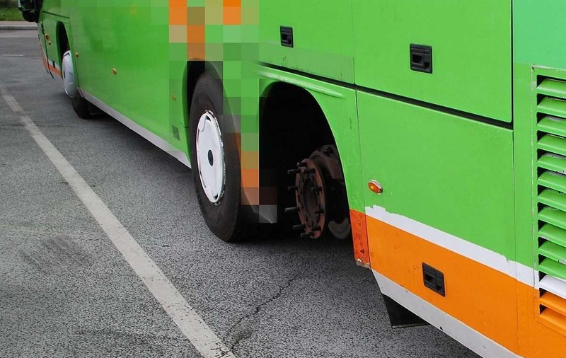 Un șofer român a fost prins că aducea 10 oameni din Germania în România într-un autocar fără o roată