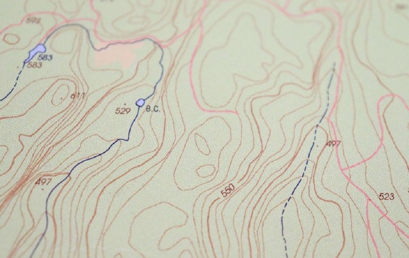 Imagine cu detaliile unei hărţi topografice