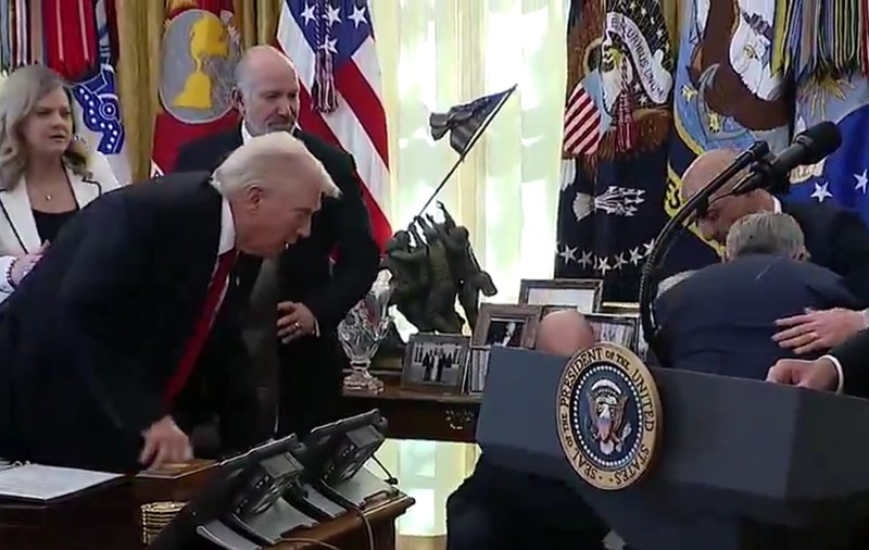 Momentul în care directorul unei companii farmaceutice a leșinat în Biroul Oval, în timpul unei conferințe a lui Donald Trump