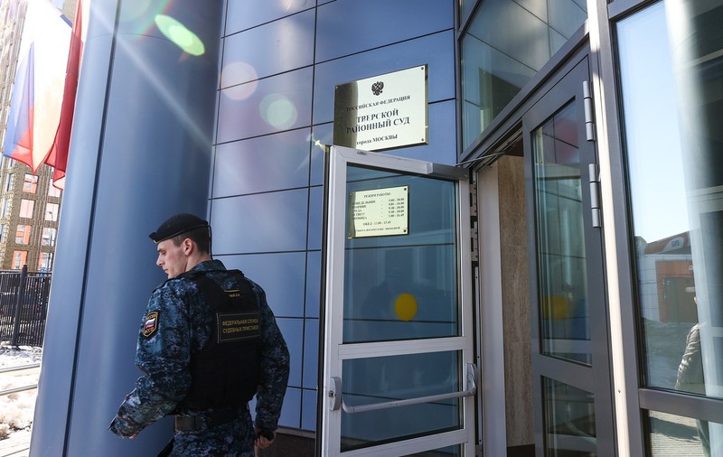 Mișcarea de protest față de Putin atinge și autoritățile ruse. Un angajat al Poliției a fost arestat la Moscova pentru acțiuni contra războiului