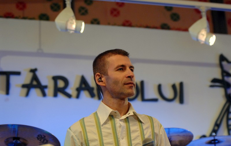 Ce-și dorește solistul trupei care cântă melodia „Țara te vrea prost” pentru 2022: „Oamenii să spună «Stop, așa nu merge!»“