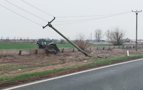 Un șofer din Brăila a lovit un stâlp de electricitate și un canal de beton, apoi a lăsat mașina suspendată și s-a făcut nevăzut. Câteva ore mai târziu, a mers singur la Poliție