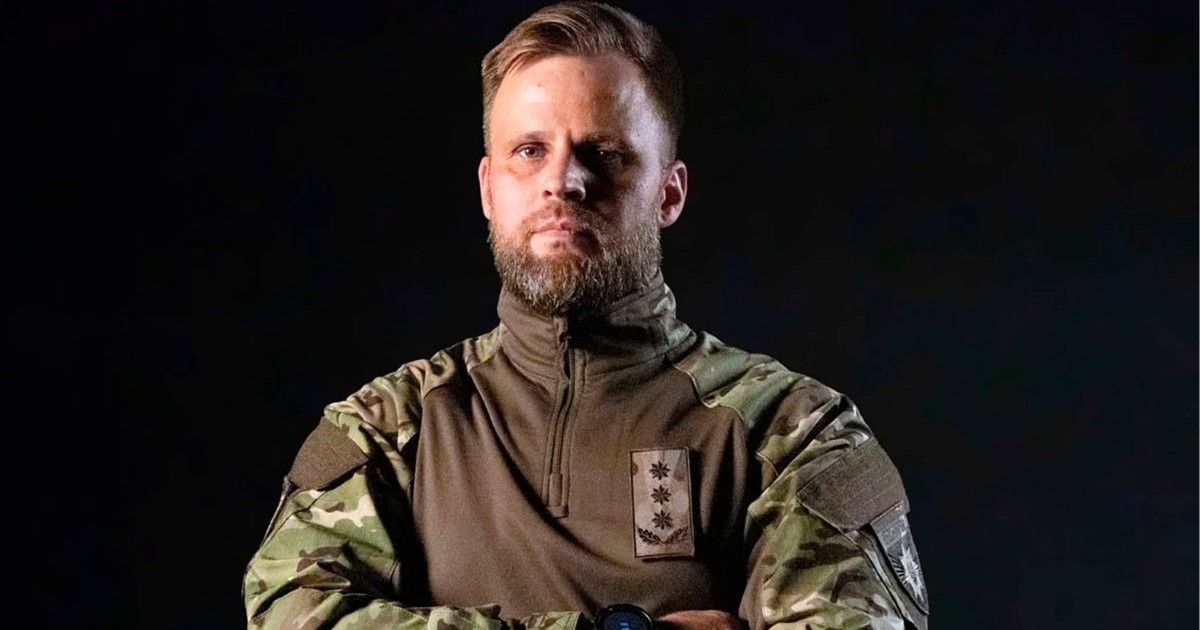 Maksim Kazban, îmbrăcat într-o uniformă militară ucraineană, ținând mâinile încrucișate la piept
