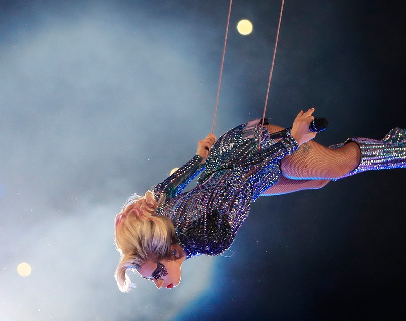 Lady Gaga a făcut spectacol în pauza Super Bowl | GALERIE FOTO