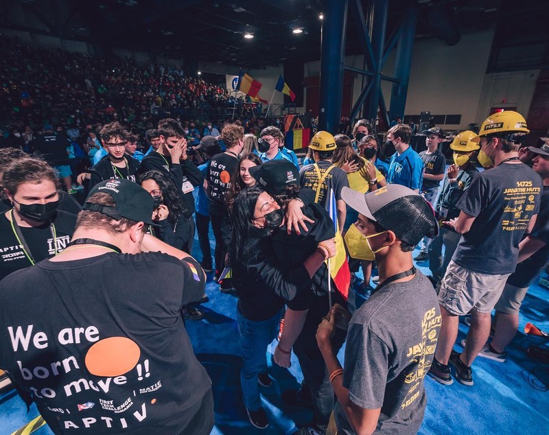 Câștigătorii Campionatului Mondial de Robotică sunt din Arad. Patru dintre ei explică și ce-i lipsește școlii românești