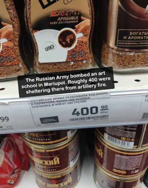„Armata rusă a bombardat școala de artă din Mariupol. Aproximativ 400 de oameni se adăposteau acolo de focul de artilerie”, suna alt mesaj de pe raftul unui supermarket din Skt. Petersburg.
