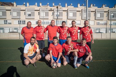 De la stânga la dreapta, membrii echipe de fotbal a românilor din&nbsp;Almassora&nbsp;înainte de începerea meciului:&nbsp;Adrian, Castorul, Claudiu, Lambru, Luci, Auraș, Izan, Florinel, Ion și Rică