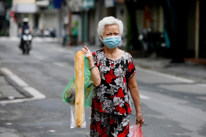 Oamenii s-au grăbit să se aprovizioneze cu alimente, după ce au fost anunțată o carantină strictă pentru două săptămâni Foto:EPA-EFE/LUONG THAI LINH
