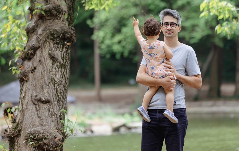 BĂRBAȚI CARE SCHIMBĂ SCUTECE. Un tată vorbește despre fricile prin care a trecut de când și-a luat concediu de creștere a copilului în locul soției: „Acum înțeleg mai ușor de ce unele mame intră în depresie”