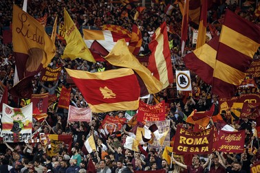 epa06707351 AS Roma supporters cheer for their team before the UEFA Champions League semi final, second leg soccer match between AS Roma and Liverpool FC at the Olimpico stadium in Rome, Italy, 02 May 2018. EPA-EFE/RICCARDO ANTIMIANI