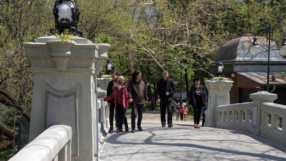 Bucureștenii și turiștii se pot plimba din nou pe Podul Mare din Cişmigiu, care a fost consolidat şi renovat. Foto: Vlad Chirea / Libertatea