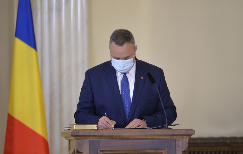 Doi universitari vorbesc despre plagiatul premierului Ciucă. „Lumea se aşteaptă ca, dacă eşti ineficient, măcar să nu fii ticălos“