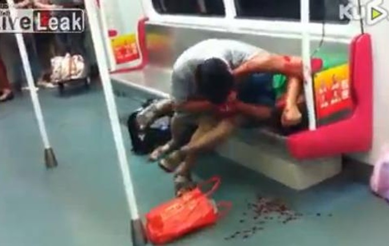 ATENȚIE, IMAGINI ȘOCANTE! ACT de CANIBALISM în China! Momentul în care un bărbat de 70 de ani își MUȘCĂ VIOLENT VICTIMA de FAȚĂ!