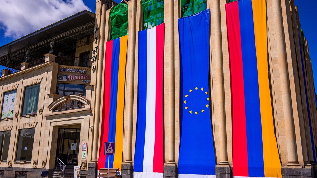 Steagul UE este expus deja lângă cel al Armeniei pe clădiri publice din Erevan Foto: Profimedia
