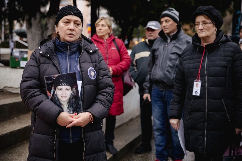 Oameni care au pierdut pe cineva drag vin în fiecare an la comemorare