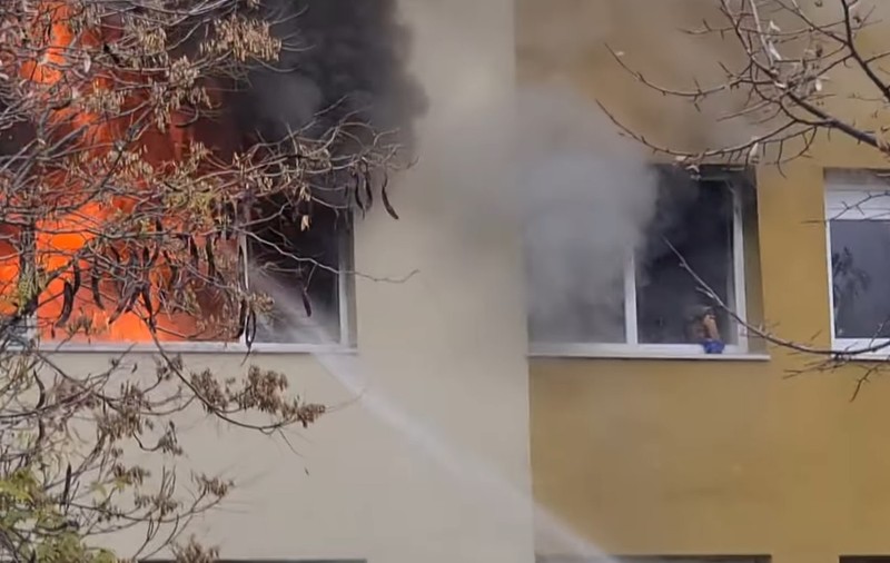 Incendiu puternic într-un apartament din București, în sectorul 3. O bătrână ieșită la geam cerea ajutor