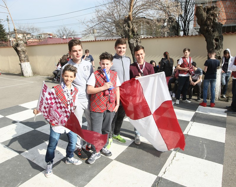 Rapidiștii au împărțit bilete la Școala nr. 162 din Giulești. Vineri, Rapid - Dunărea Călărași, derby-ul din Liga 2/ FOTO