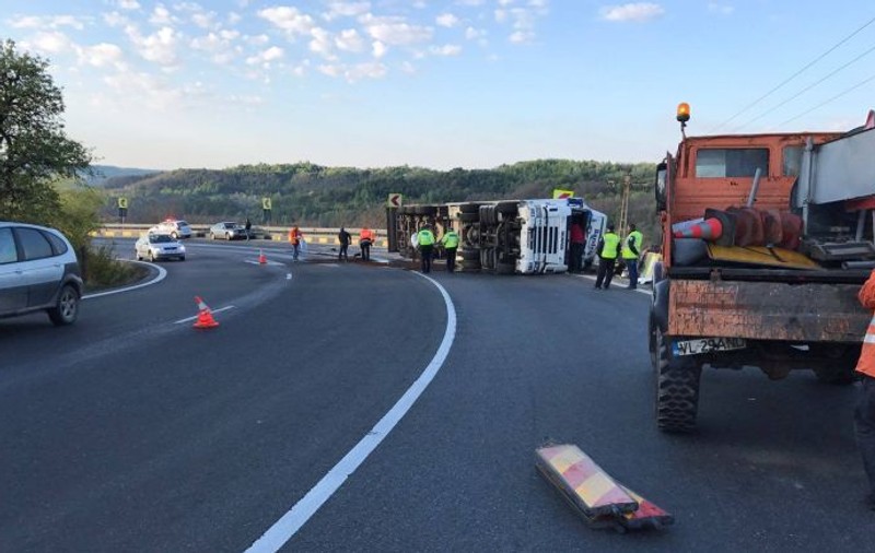 Camion răsturnat pe Valea Oltului. Traficul pe DN7 se desfășoară cu dificultate