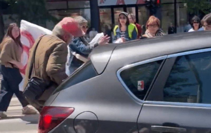 Momentul în care un șofer intră cu mașina în mulțime la un miting antiguvernamental din Belgrad