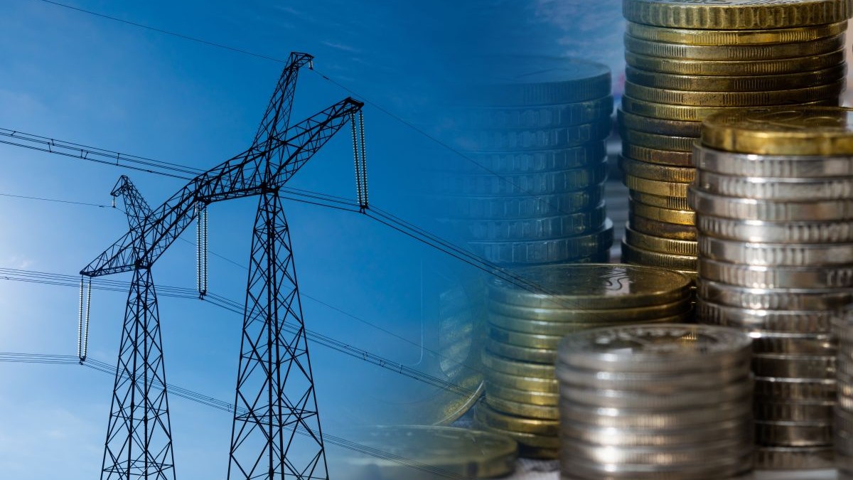 Rețele de energie electrică în stânga pozei, pe un fundal albastru, și teancuri de monede aurii de bani