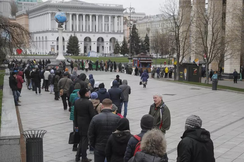 Zeci de ucraineni au stat la coadă în Kiev pentru a cumpăra timbrele speciale contra rușilor, pe 18 aprilie. Foto: Epa