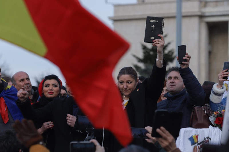 Proteste împotriva restricțiilor în București. Adriana Bahmuțeanu (stânga) și Diana Șoșoacă (dreapta) | sursa foto: Vlad Chirea