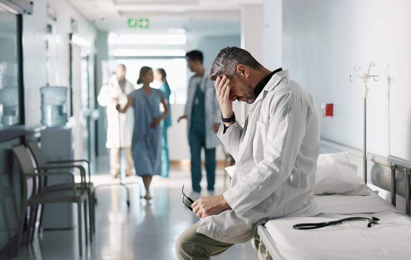 Ministrul sănătății vrea să-i concedieze pe medicii care lucrează la privat, atunci când ar trebui să fie în spitalul de stat: „Ne costă multe sute de milioane de lei pe an”
