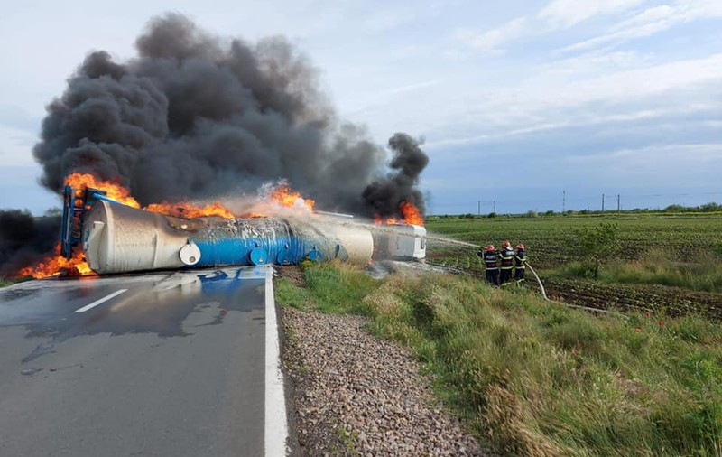 O cisternă cu motorină s-a răsturnat și a explodat pe DN 21A, în județul Brăila