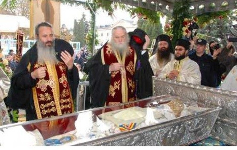 În plină campanie de izolare, Mitropolia Moldovei organizează o procesiune prin județul Botoșani cu moaștele Sfintei Parascheva
