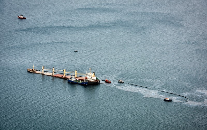 Scurgere de petrol în apele Gibraltarului, după ce două vase s-au ciocnit. Autoritățile încearcă să împiedice o catastrofă ecologică