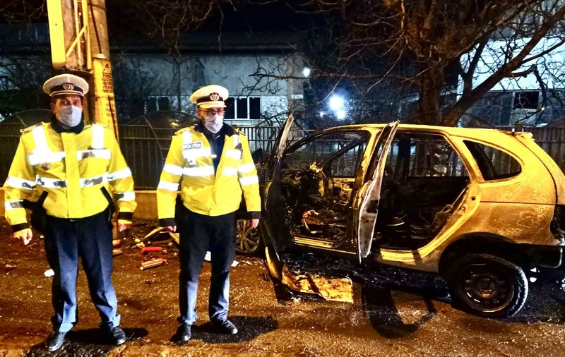 Șofer blocat într-o maşină în flăcări după ce intrase cu ea în stâlp, salvat de doi polițiști, în Piatra-Neamț