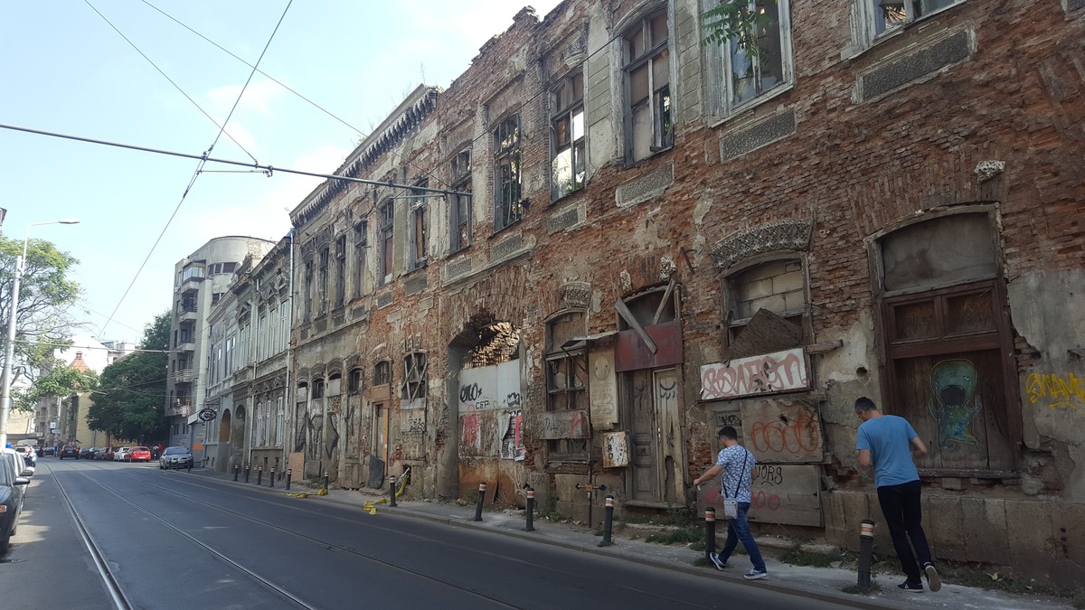 Sute de case din București aflate în stare avansată cde degradare sunt un adevărat pericol în caz de furtună.