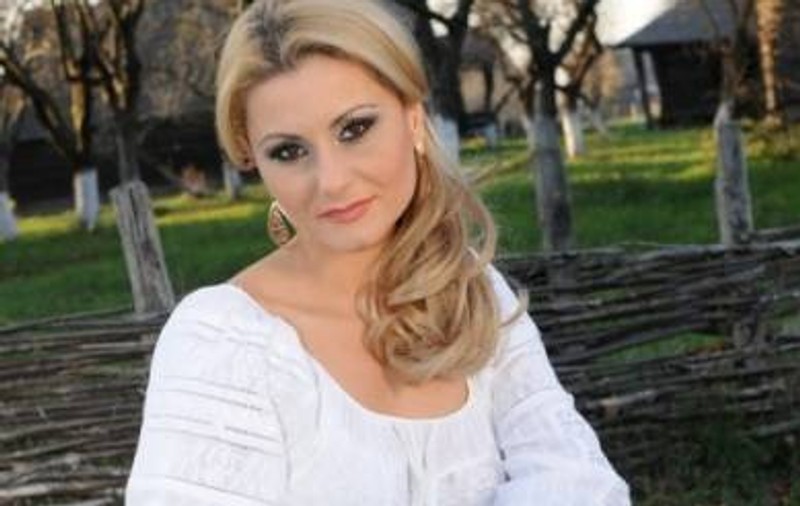 Emilia Ghinescu, fericită alături de iubitul ei. Iată cum îl răsfaţă!