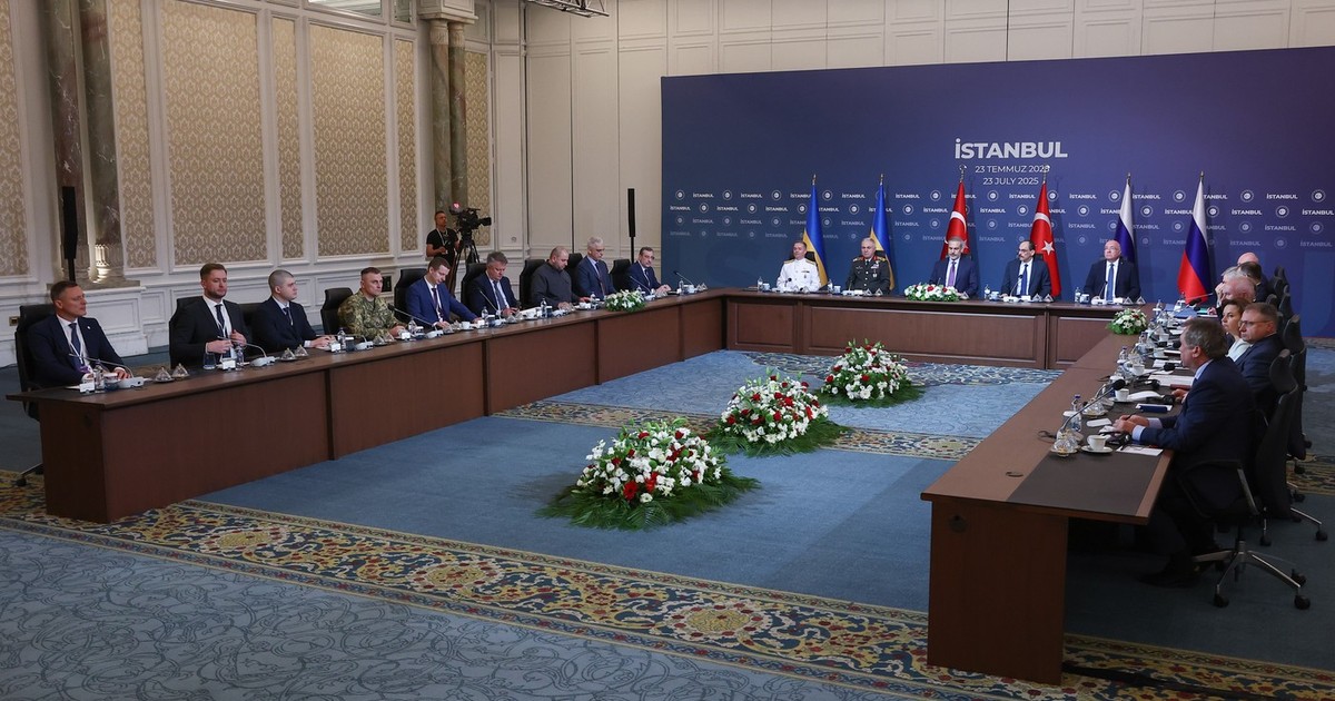 A treia rundă de negocieri ruso-ucrainene, la Istanbul. Delegația ucraineană - în stânga imaginii, cea rusă - în dreapta. În centru se află reprezentanți ai Turciei Foto: Profimedia