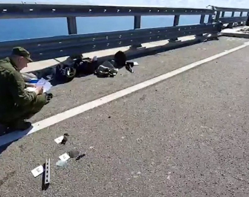 „Au lovit cu drone marine”. Rusia acuză Ucraina pentru atacul asupra podului Kerci și anunță că deschide o anchetă pentru „acte de terorism”