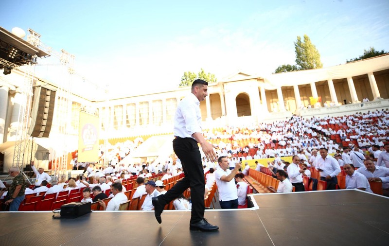 AUR și-a lansat candidații la europarlamentare în fața a mii de susținători. Simion: Dacă Viktor Orban își face temele, s-ar putea să-l vrem în proiectul nostru european
